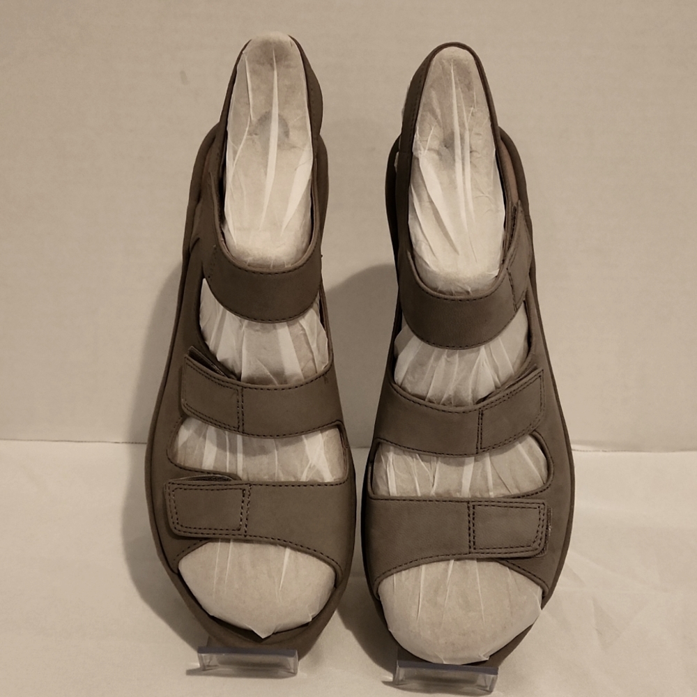 BRAND NEW CLARKS SANDALS IN SAGE GREEN SIZE 10